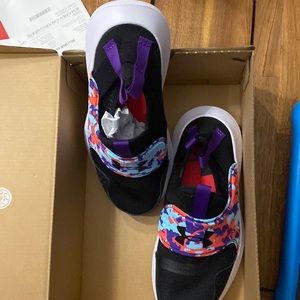 Girls' Pre-School UA Runplay Camo Running Shoes
3025193-001-1
Black, 1